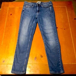CALVEIN KLEIN JEANS. Women’s size 6. Medium wash.